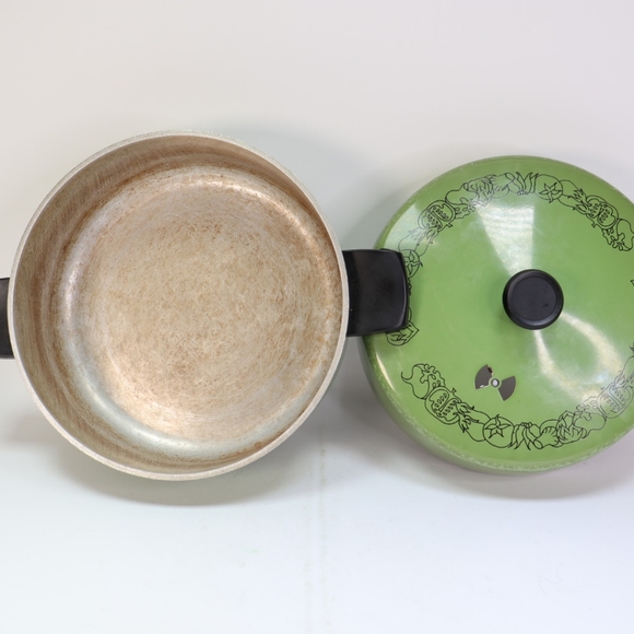 Vtg '70 Wear-Ever Registered Green Enamel 5 Qt. Pot Dutch Oven Vegetable Pattern - Picture 6 of 8